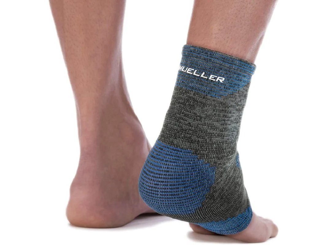 Mueller 4-Way Stretch Premium Knit Ankle Support, bandáž na kotník, M/L Velikost: M/L