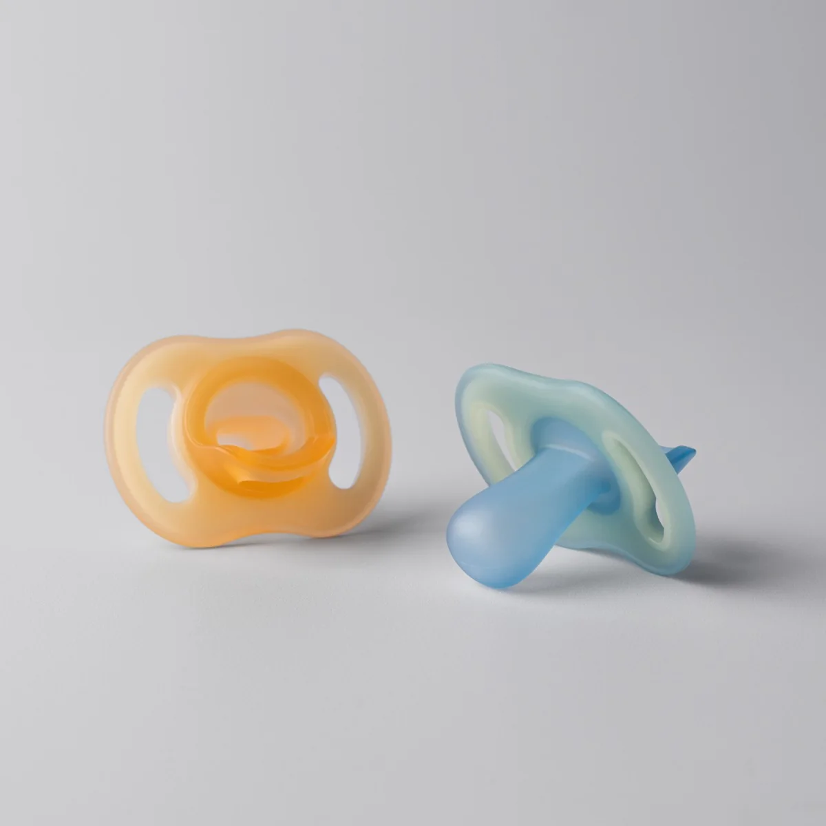 Tommee Tippee Silikonový dudlík Ultra-Light Night 6-18m 2 ks oranžová a modrá