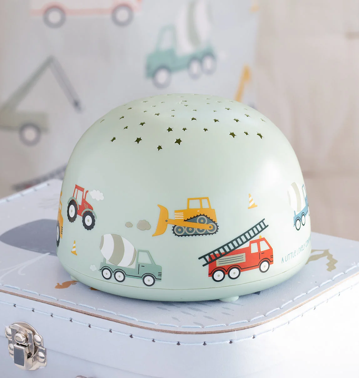 A Little Lovely Company lampa s projektorem - vozidla