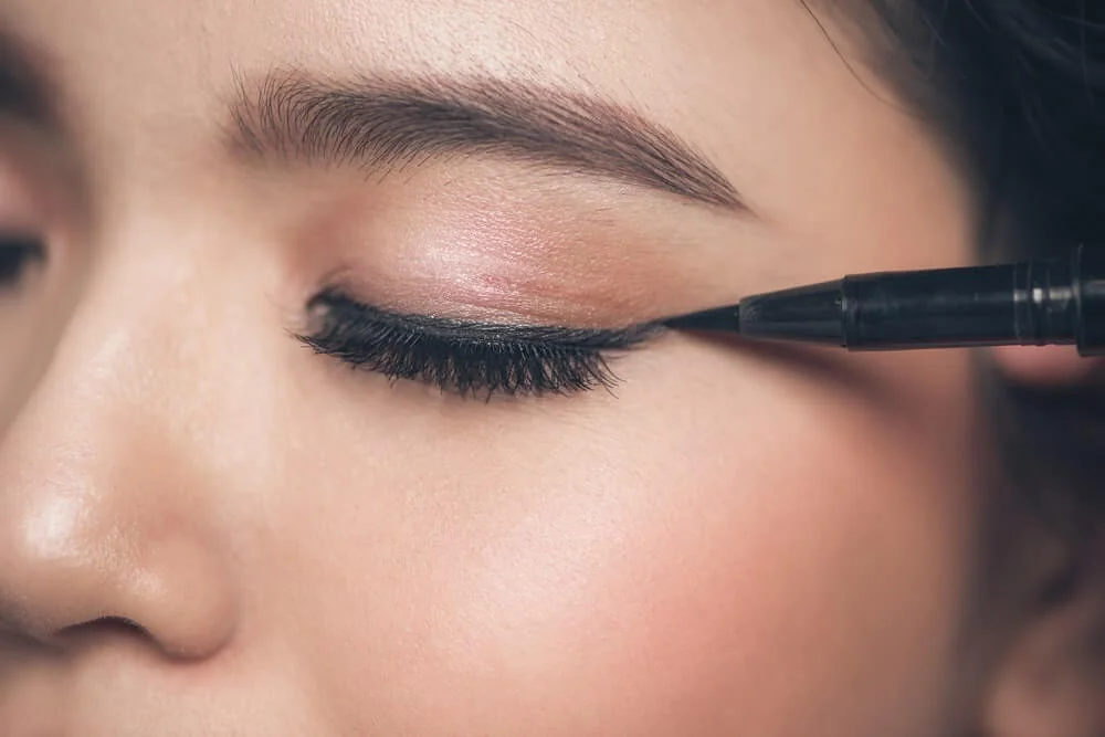 Pomocí očních linek lze vytvořit trendy kočičí pohled. Pomocí očních linek lze vytvořit trendy kočičí pohled.