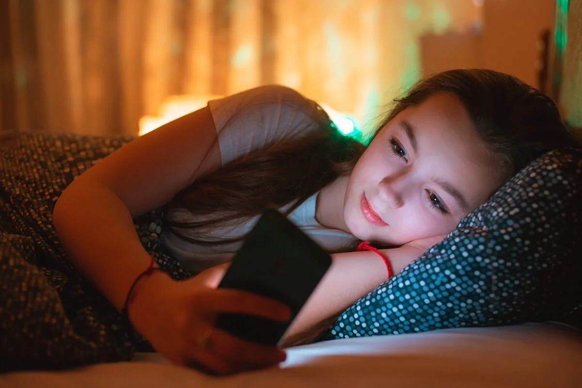 Prevencí nočních běsů je mimo jiné omezení používání mobilů či tabletů před spaním. Prevencí nočních běsů je mimo jiné omezení používání mobilů či tabletů před spaním.