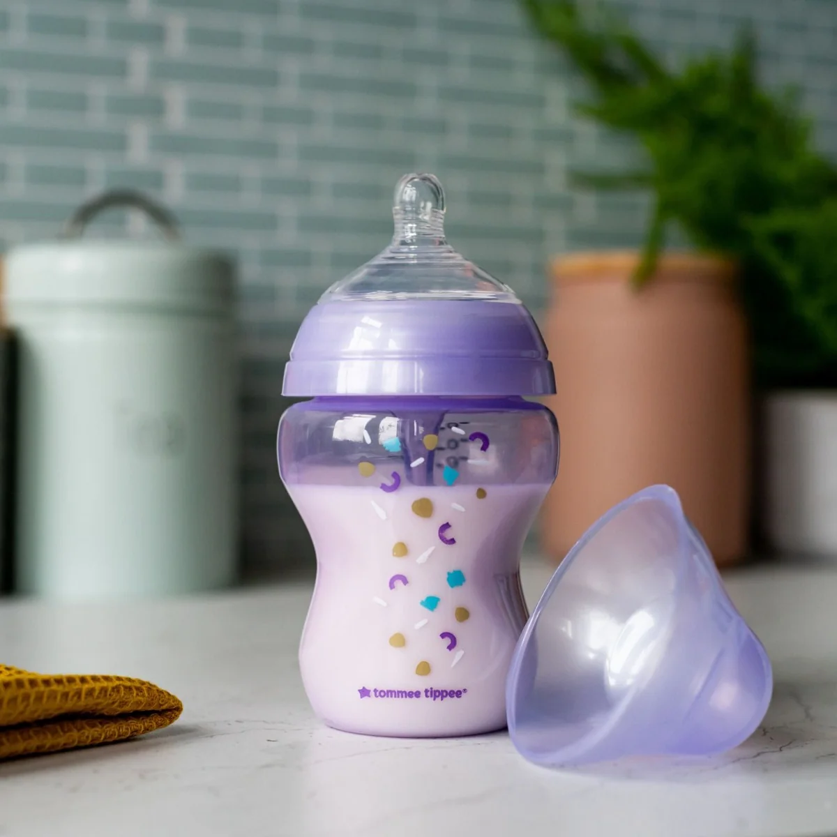 Tommee Tippee Kojenecká lahev ADVANCED ANTI-COLIC Pomalý průtok 0m+ 260 ml 1 ks fialová