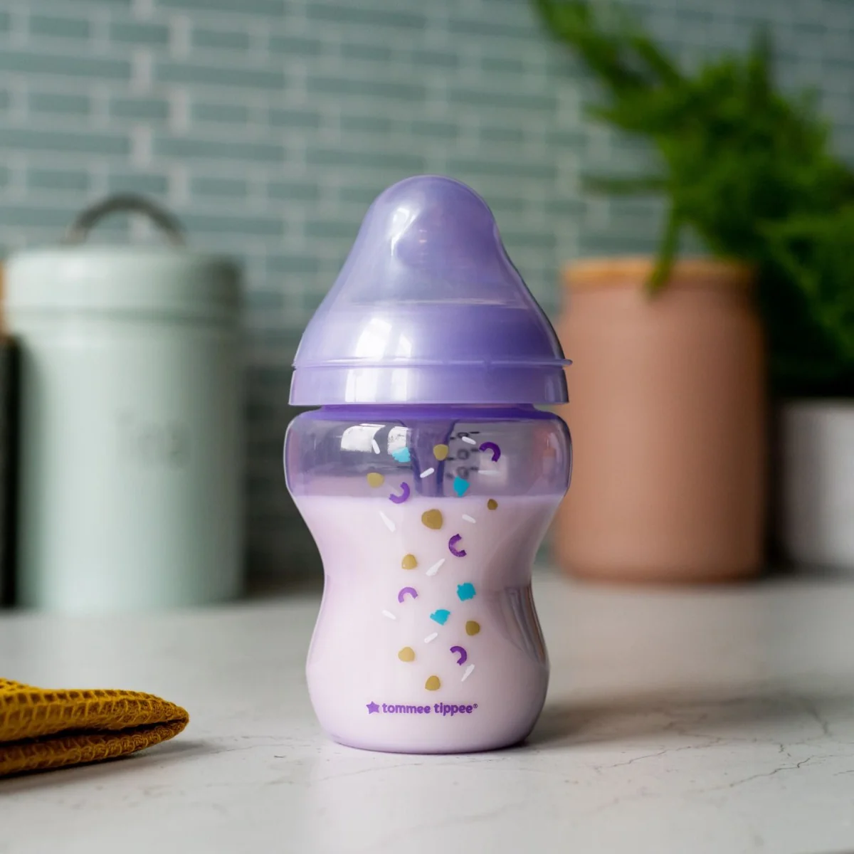 Tommee Tippee Kojenecká lahev ADVANCED ANTI-COLIC Pomalý průtok 0m+ 260 ml 1 ks fialová
