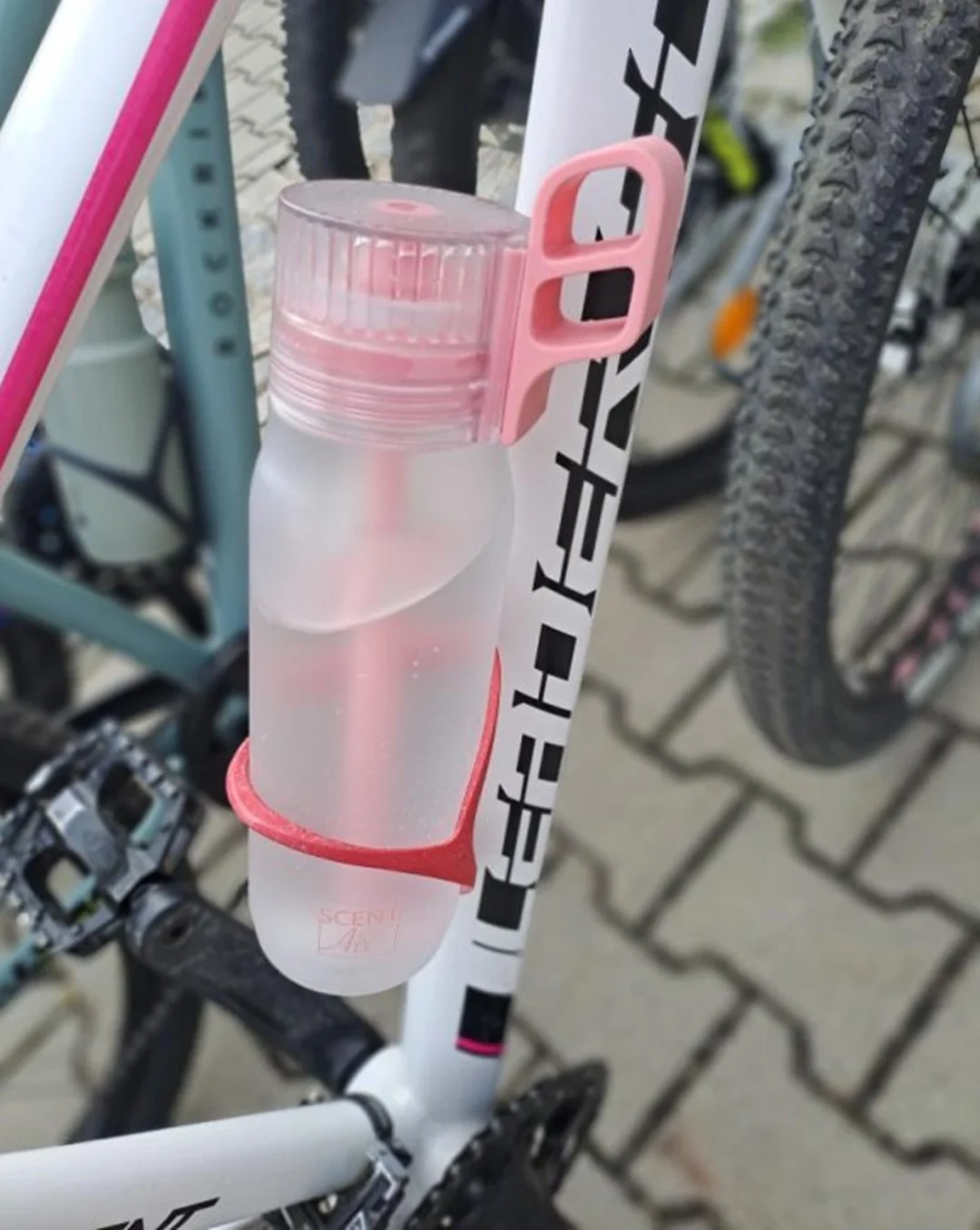 SCENT AIR HYDRATION Láhev Falco 650 ml růžová Sportovní láhev s brčkem