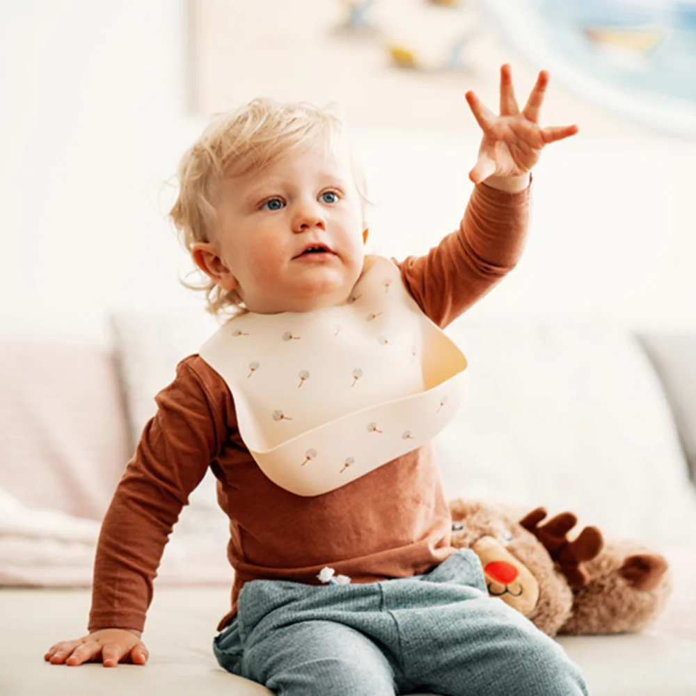 Petite&Mars Bryndák silikonový Sam Beige Dandelion 6m+ 1 ks
