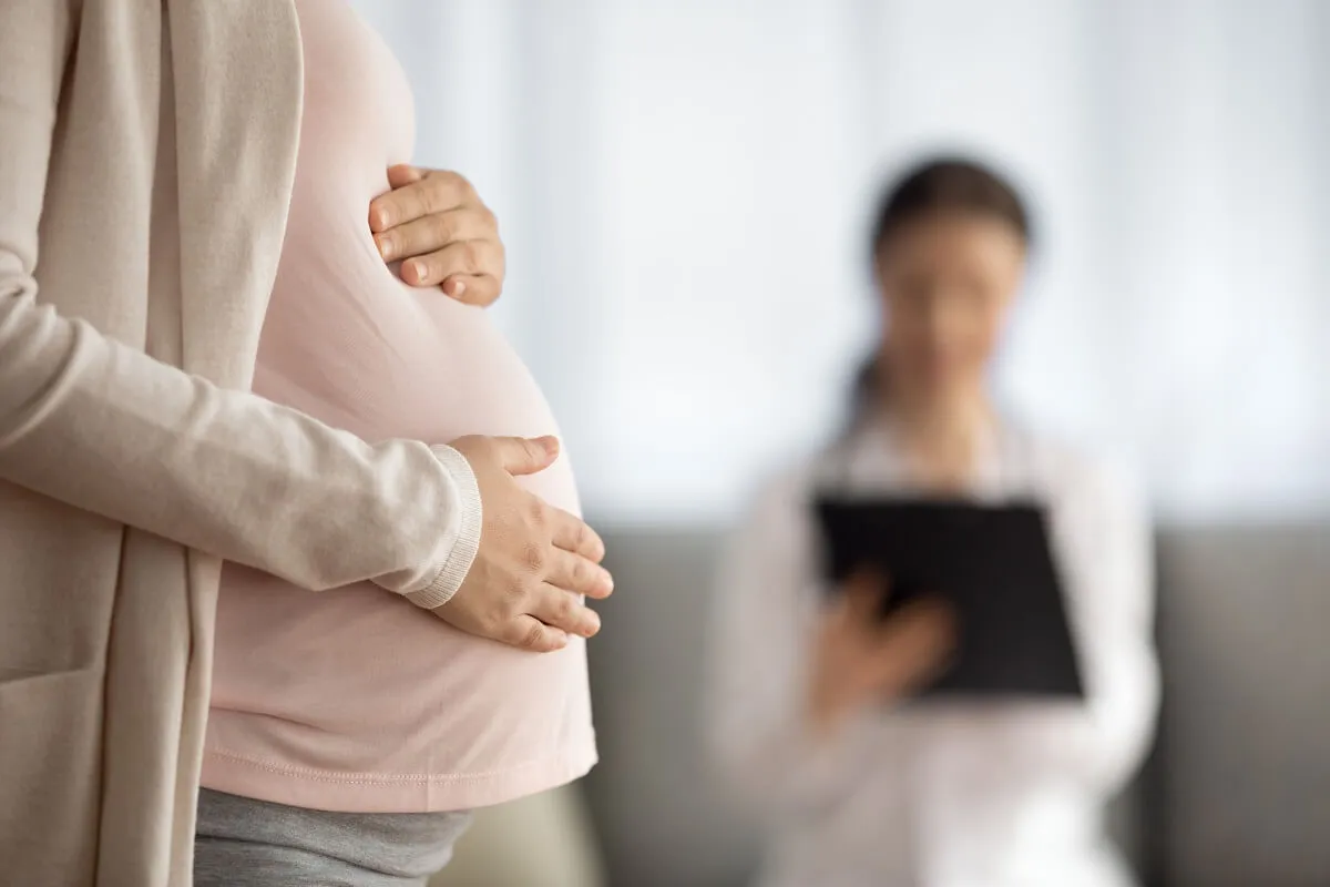 Myomy v těhotenství mohou způsobit komplikace, jako jsou bolesti břicha, tlak na močový měchýř nebo potíže s porodem.