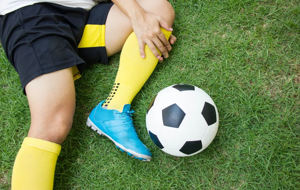 Svalová křeč při sportu nečastěji postihuje lýtkový sval a přední i zadní část stehna.