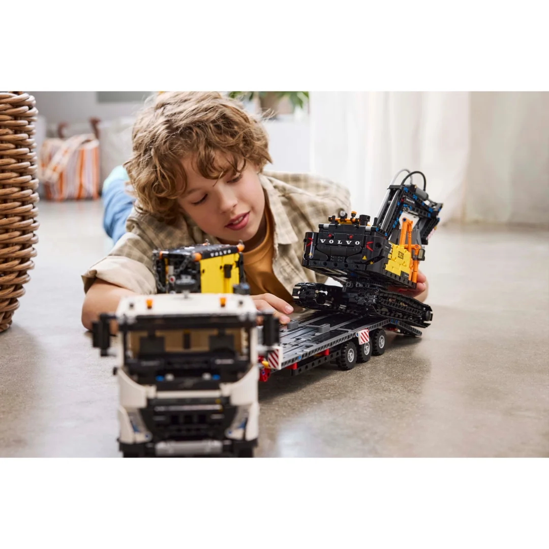 LEGO® Technic™ 42175 Nákladní auto Volvo FMX a elektrický bagr Volvo EC230