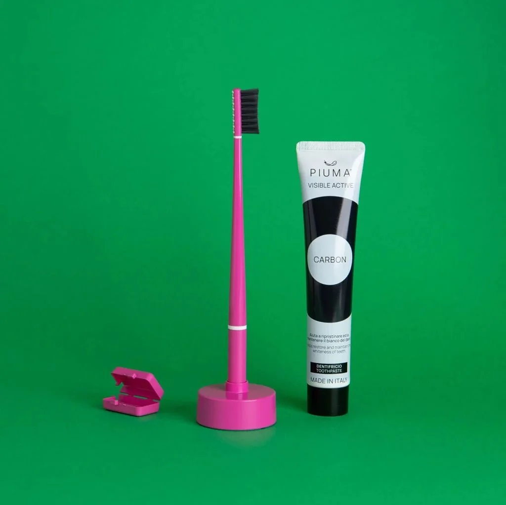 Piuma Dárkový set na péči o zuby s aktivním uhlím 4 ks Very Magenta