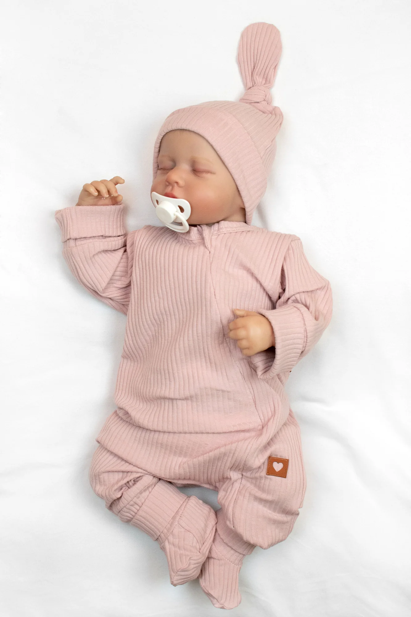 Baby Nellys Rostoucí žebrovaný overálek, čepička a botičky, 3D, Nature - pudrově růžová