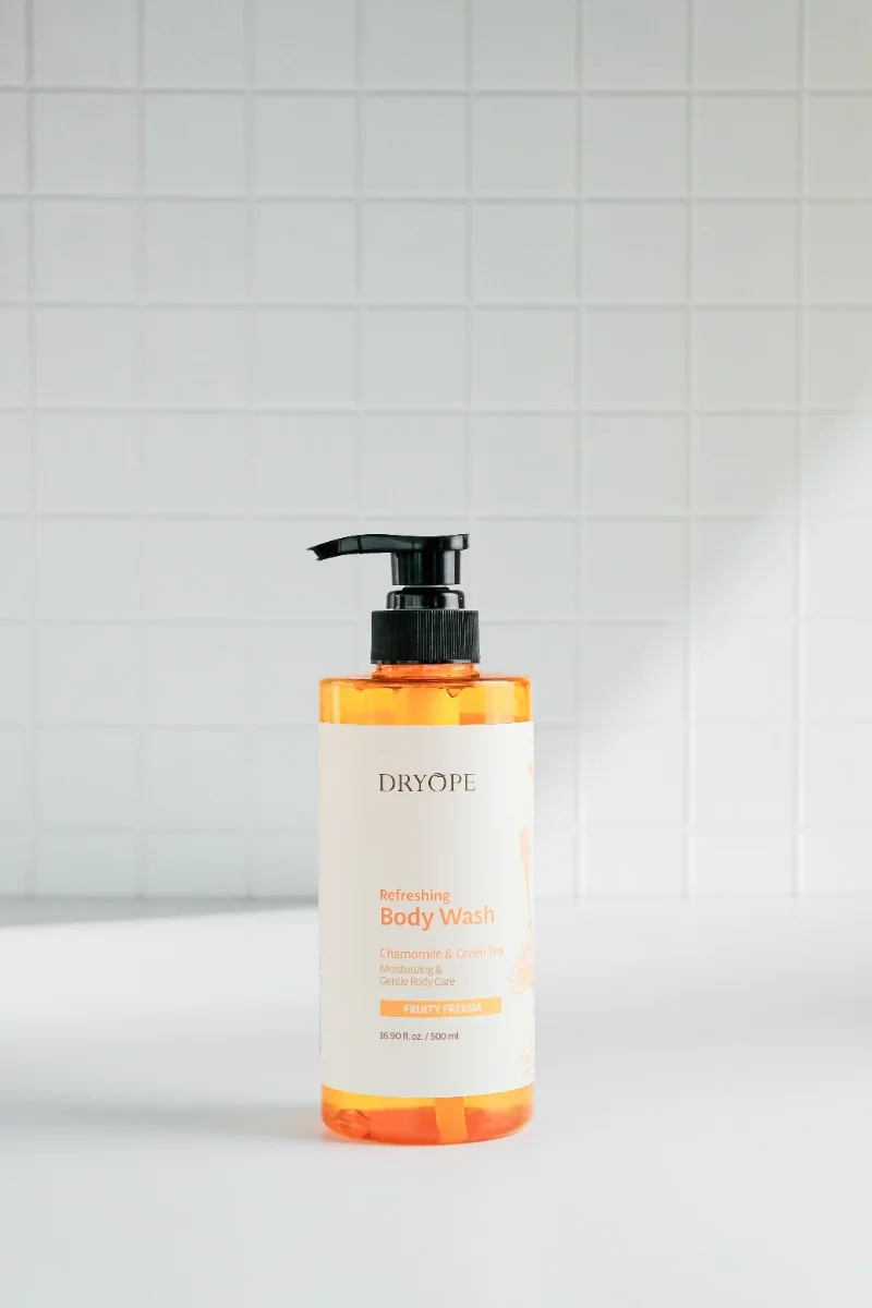 DRYOPE Fruity Freesia osvěžující body wash 500 ml