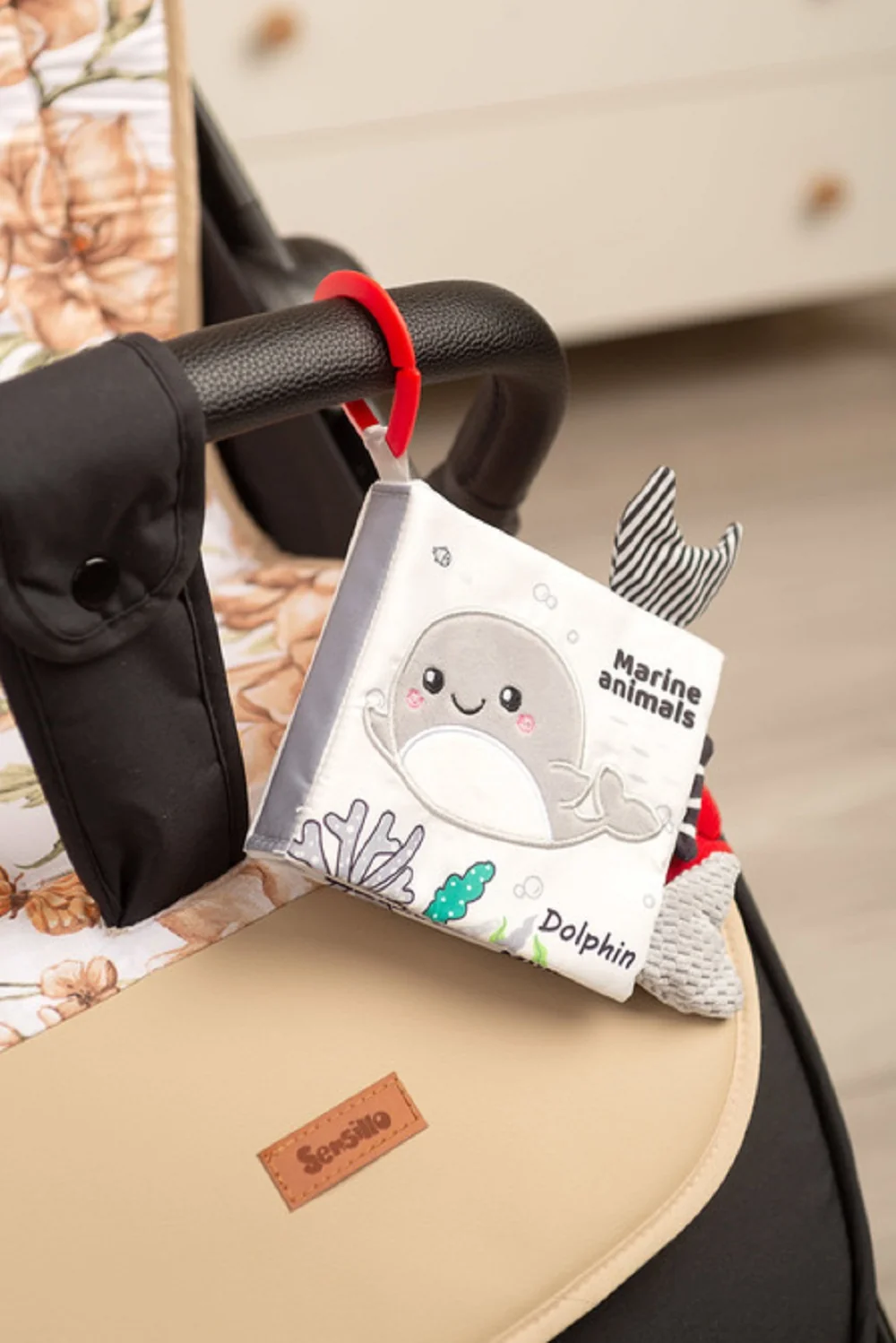SENSILLO Kontrastní knížka pro miminko black&white - Delfínek