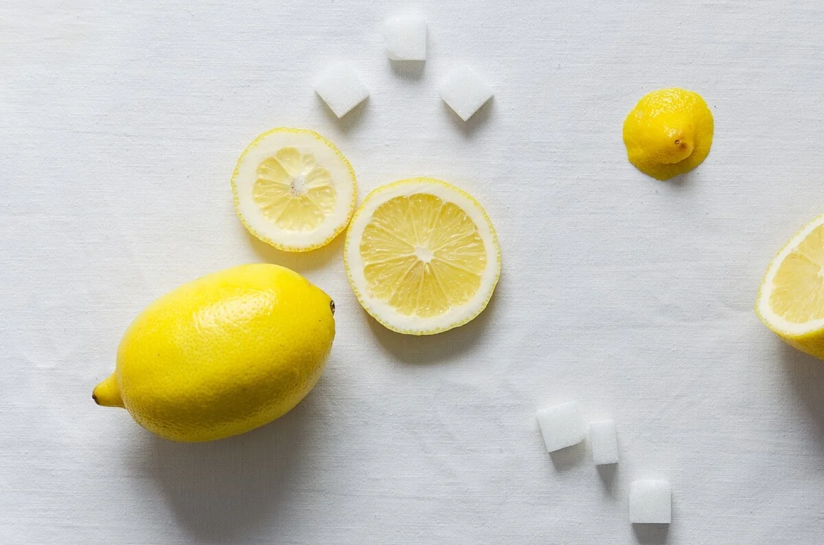 Tipy, jak zastavit škytavku, zahrnují i cucání kstky cukru či citronu. Tipy, jak zastavit škytavku, zahrnují i cucání kstky cukru či citronu.