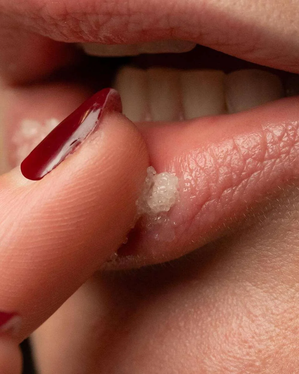 Trew Cukrový peeling na rty s broskví ScrubLip 15 ml