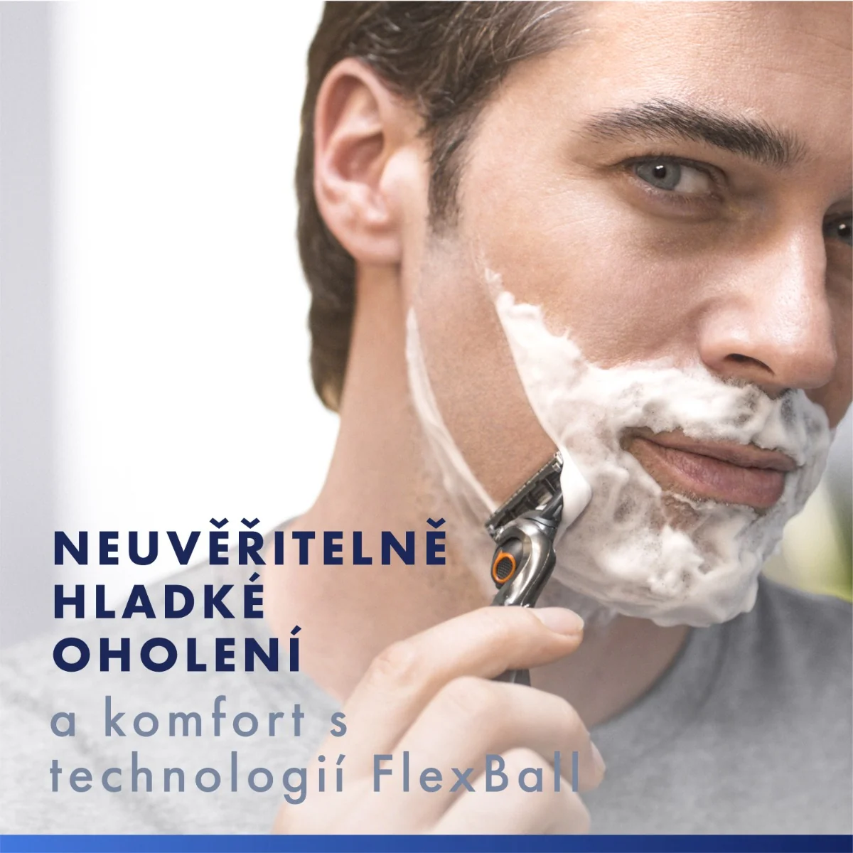 Gillette Xmass sada UEFA holicí strojek + 4 hlavice, taška a gel na holení 200 ml