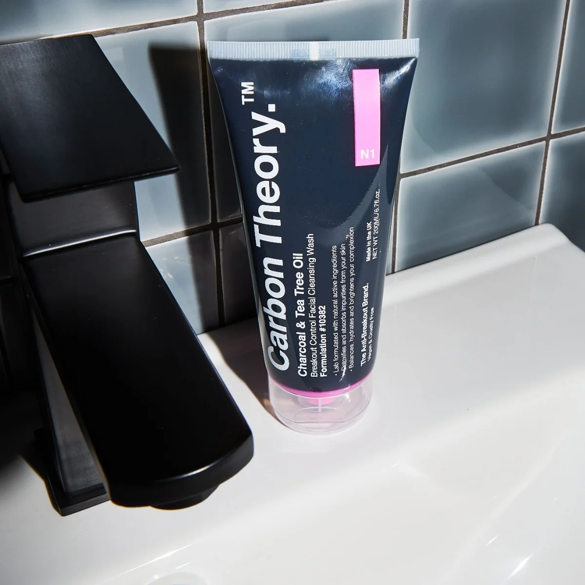 Carbon Theory Charcoal Facial Cleansing Wash čisticí gel 200 ml