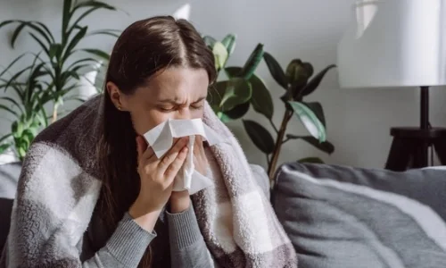 Nasivin Sensitive 0,5 mg/ml usnadňuje dýchání nosem. Nasivin Sensitive 0,5 mg/ml usnadňuje dýchání nosem.