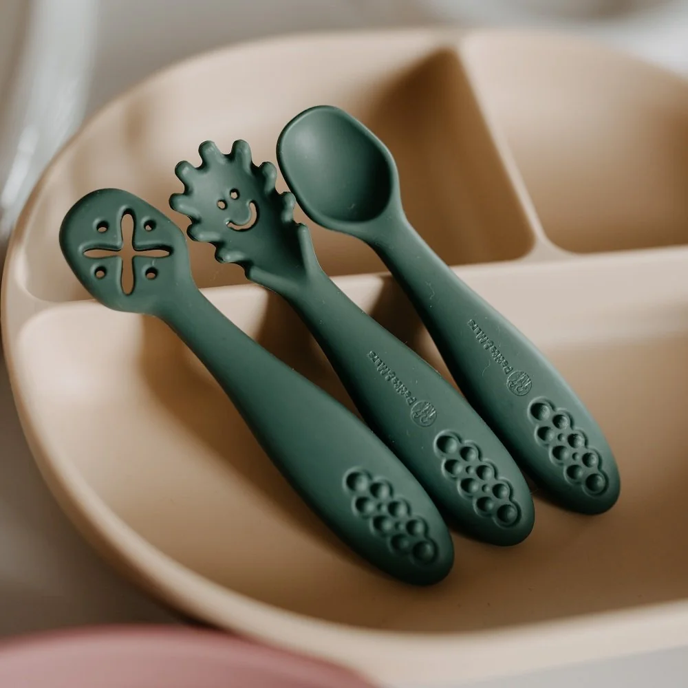 Petite&Mars Set 3 ks silikonových tréninkových lžiček Take&Match Misty Green 6m+