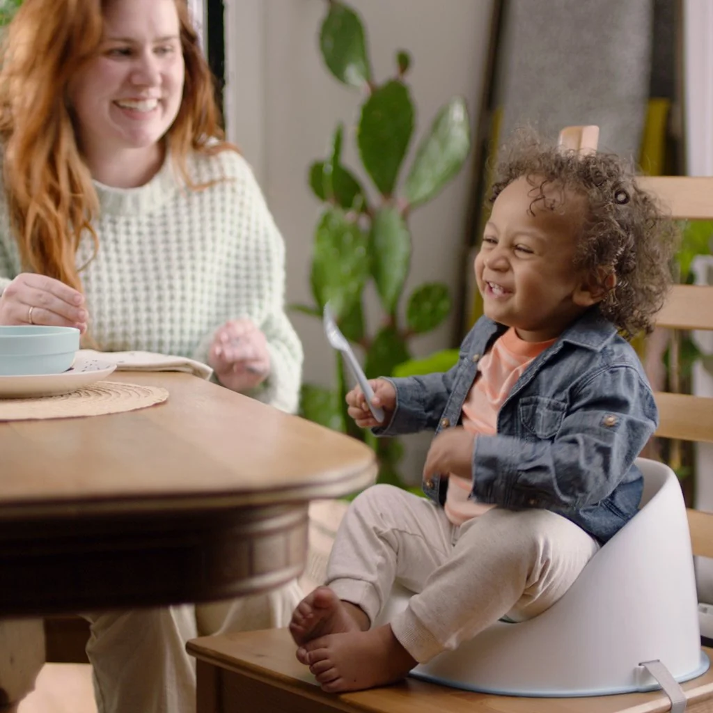 Ingenuity Jídelní židlička na židli Simplicity Seat™ Grey 6m+, do 15kg